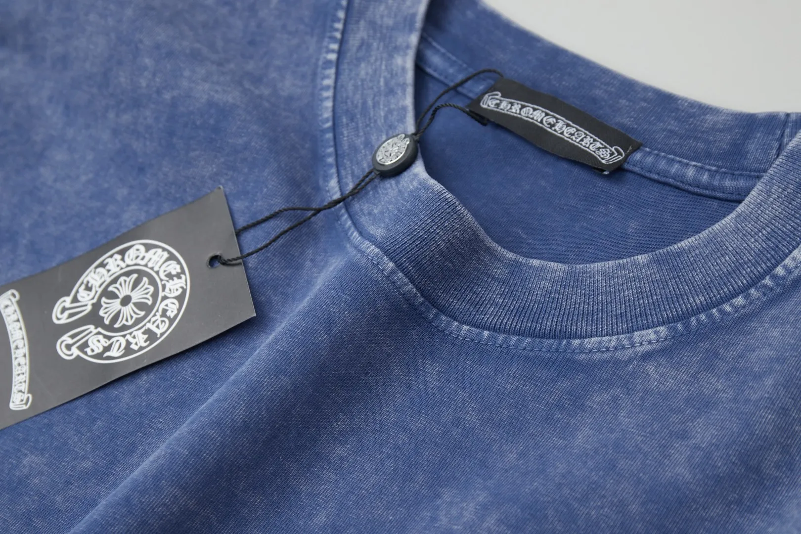 🅿️240 ✨CH✨🆕25SS spring and summer new style ✝Fresh rhinestone short sleeves Light luxury essential item for daily commuting for men and women Correct version Welcome to compare Detailed features · 280g 100% pure cotton double yarn jersey fabric · Custom dyed in the same vat, special thickened 32 count double-ply 1X1 thread · Imported Australian pearlescent diamonds✝patterns➕hardware nuts are stamped at high temperature. Ready-made garments are dyed, then faded and fried with snowflakes and frayed. Then washed to make them look old. General washing improves the effect · Double-needle stitching and seam-crossing process · Original main mark washed tag brand moisture-proof paper packaging Color: black/green/red/blue Size: S/M/L/XL